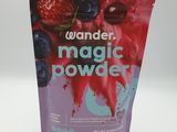 un gros plan sur un sachet de poudre contenant des baies et des myrtilles