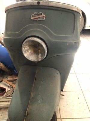 un scooter posé par terre