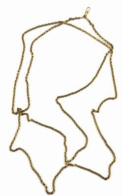 gros plan d'un collier avec une chaîne en or sur fond blanc