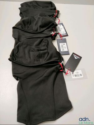 un sweat à capuche noir et un pantalon posés sur une table