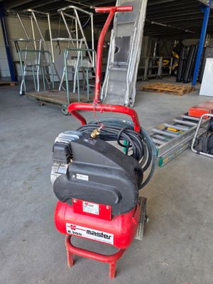 une image d'un petit compresseur d'air dans un garage