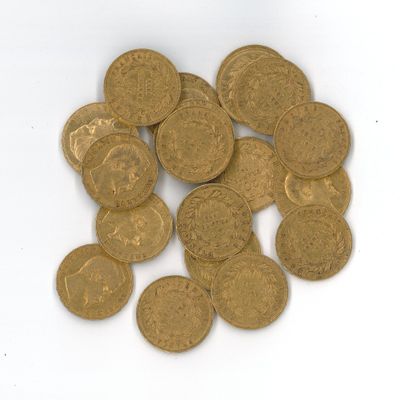 une pile de pièces d'or sur une surface blanche