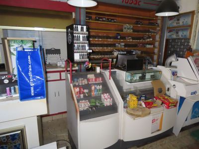 un comptoir proposant divers articles dans un magasin