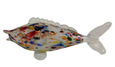figurine de poisson en verre multicolore sur fond blanc