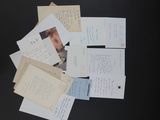 une pile de papiers posés sur le réfrigérateur