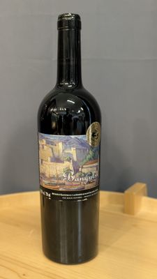 une bouteille de vin rouge posée sur une table en bois