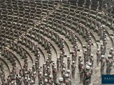 beaucoup de gens qui défilent dans un stade