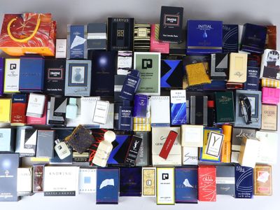 beaucoup de cigarettes différentes sur la table