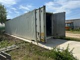 un grand conteneur posé sur le bord de la route