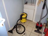 un aspirateur jaune et noir dans une petite pièce