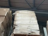 un grand nombre de cartons sur une palette dans un entrepôt