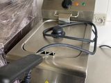 une photo d'une friteuse électrique professionnelle dans une cuisine