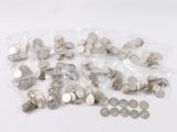 beaucoup de pièces d'argent dans un sac posé sur la table
