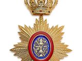 Gros plan sur une médaille surmontée d'une couronne