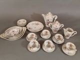 de nombreux types de plats et de tasses en porcelaine sur la table