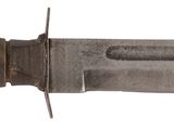 un couteau avec un manche marron sur fond blanc
