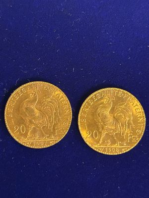 deux pièces d'or, dont l'une représente un coq et l'autre un coq