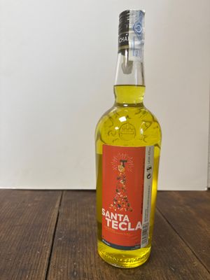 une bouteille de tequila vide posée sur une table en bois