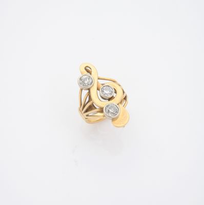 une bague en or jaune 18k et diamants