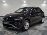Le SUV Volkswagen est garé sur un sol à damier dans un garage.