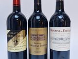 trois bouteilles de vin sont alignées sur une surface blanche
