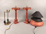 deux lampes placées l'une à côté de l'autre sur une table