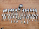 beaucoup de cuillères et de fourchettes en argent sur une table