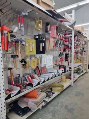 de nombreux outils différents sur les rayons du magasin