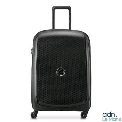 une valise noire à roulettes sur fond blanc