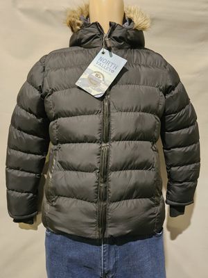 La veste est grise et possède une capuche doublée de fourrure.