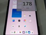 une image d'un ordinateur tablette posé sur une table