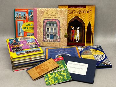 plusieurs livres sont empilés sur une table