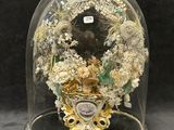 une cloche en verre renfermant une horloge