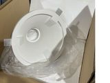 une boîte contenant un CD, posée sur une table