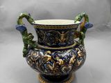 un vase bleu et or orné de deux oiseaux