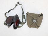 deux paires de lunettes de protection et une pochette posées sur une surface blanche