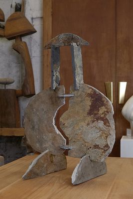 une sculpture représentant un oiseau, posée sur une table dans une pièce