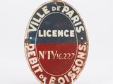 un panneau rouge, blanc et bleu portant l'inscription « Ville de Paris – Licence »