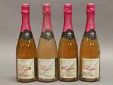 trois bouteilles de vin posées l'une à côté de l'autre sur une table