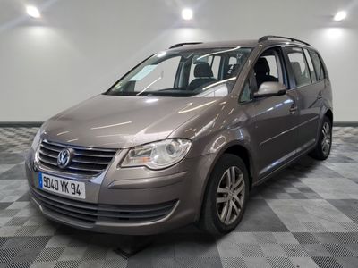 la camionnette grise est garée sur un sol en damier dans le garage