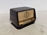 une radio à l'ancienne posée sur une table en bois
