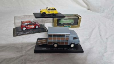 trois petites voitures exposées dans une vitrine