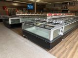 une grande vitrine au milieu d'un magasin