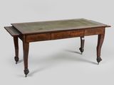 une image représentant une table avec un plateau en verre montée sur roulettes