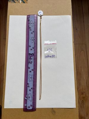 une feuille de papier et une règle posées sur une table