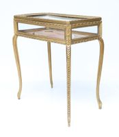 Vitrine en bois sculpté et doré de forme rectangulaire repos… (photo 3)