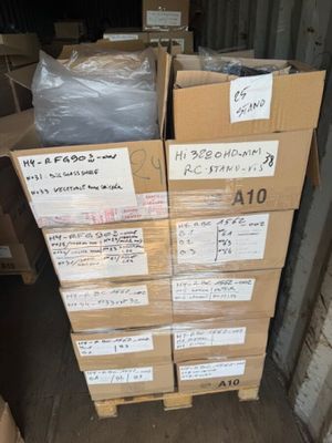 plusieurs cartons sont empilés les uns sur les autres dans un entrepôt