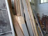plusieurs pièces de bois sont empilées dans une pièce