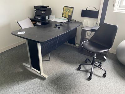 Un petit bureau en mélaminé noir - Trois différentes étagère…