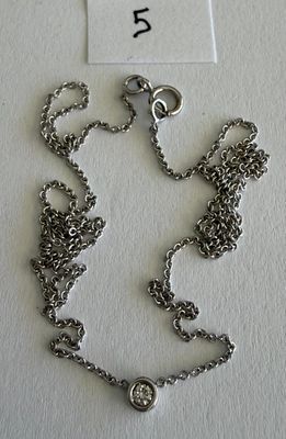 Chaîne en or gris, soutenant un pendentif or gris, serti d'u…